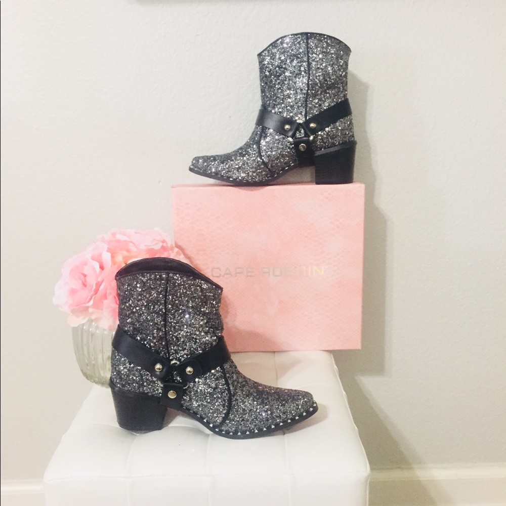 💥New Cape Robbin Silver Slip On Ankle Boots
